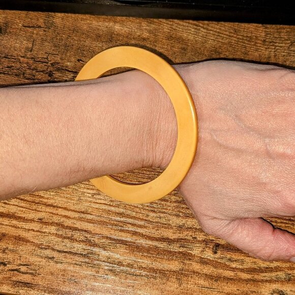 Bakelite 1940s Butterscotch Thin Bangle Vintage Bracelet - Picture 5 of 9